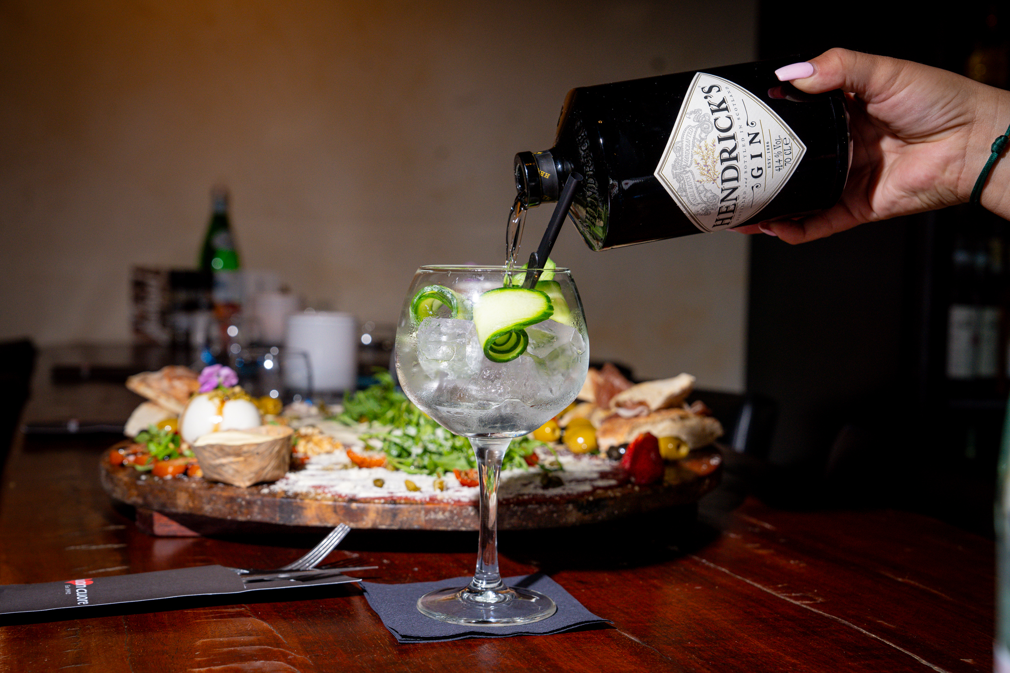 Gin & Dreams cocktail wordt ingeschonken